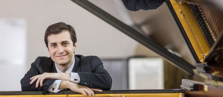 Award-winning pianist Kenny Broberg