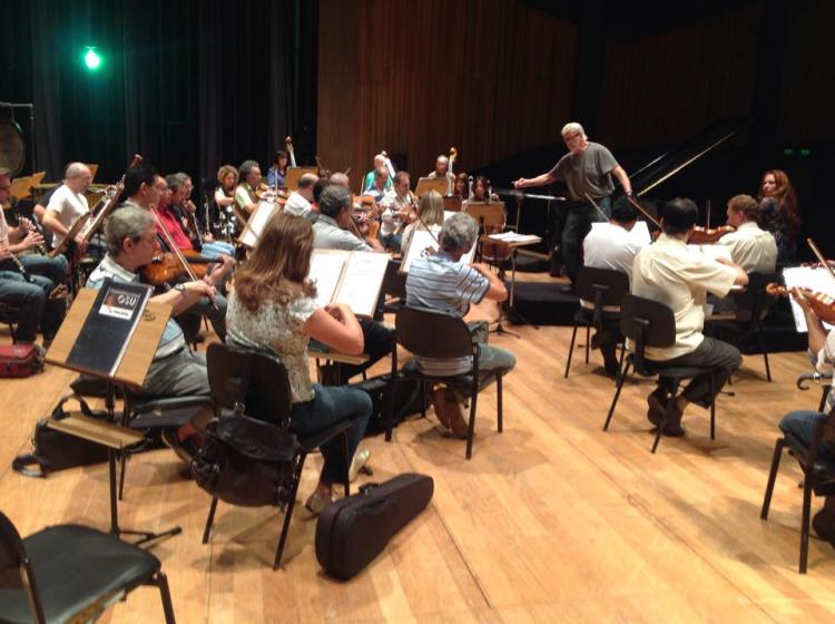 Dr. Jack Fortner directs the UNICAMP Orchestra as they rehearse Beethoven’s Concerto nº3