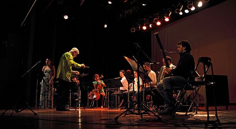 Dr. Jack Fortner directs the Camará Ensemble in Brazil.