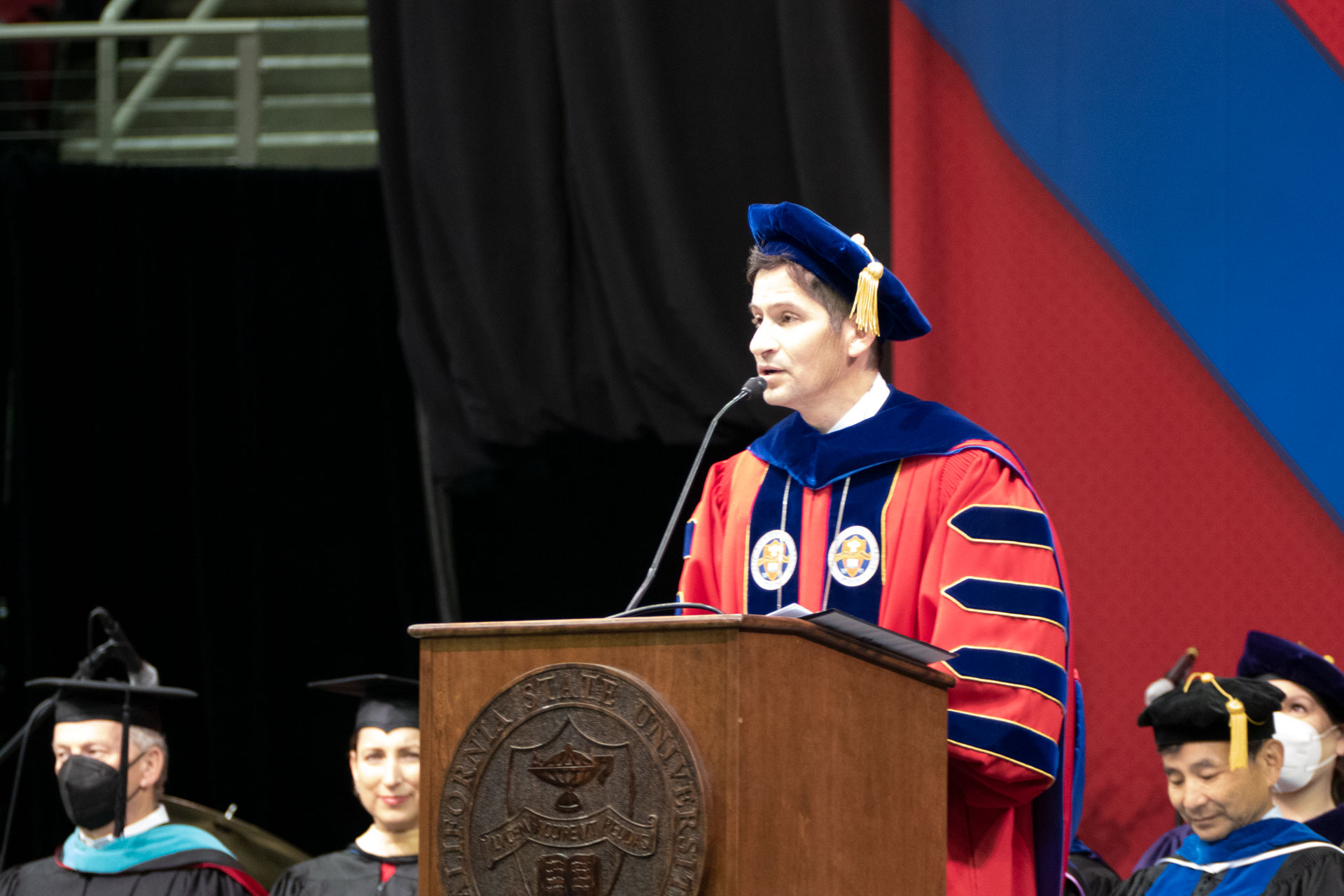 Saúl Jiménez-Sandoval addresses the graduates.