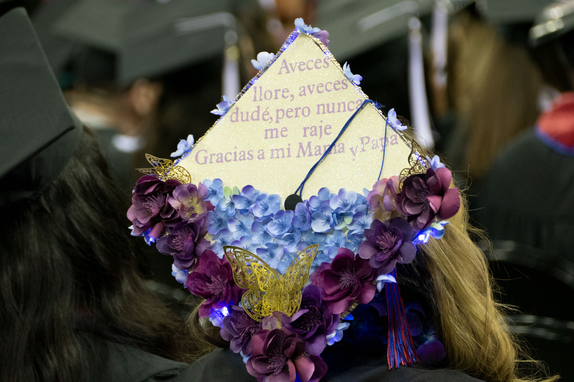 Decorated grad cap says in Spanish, Aveces Hore, aveces dudé, pero nuncar me raje Gracias a me Mama y Papa.