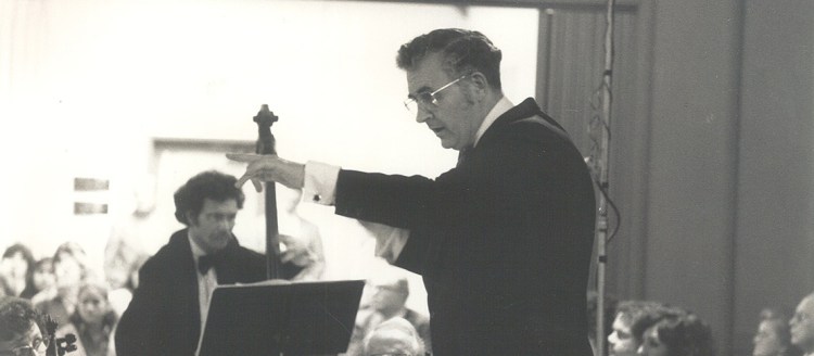 Art conducting a concert