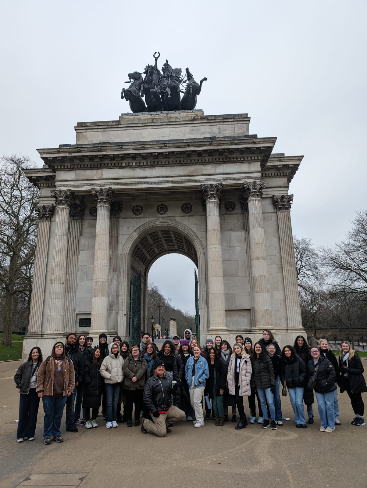Fresno State students in front of the Wellington Arch in London.