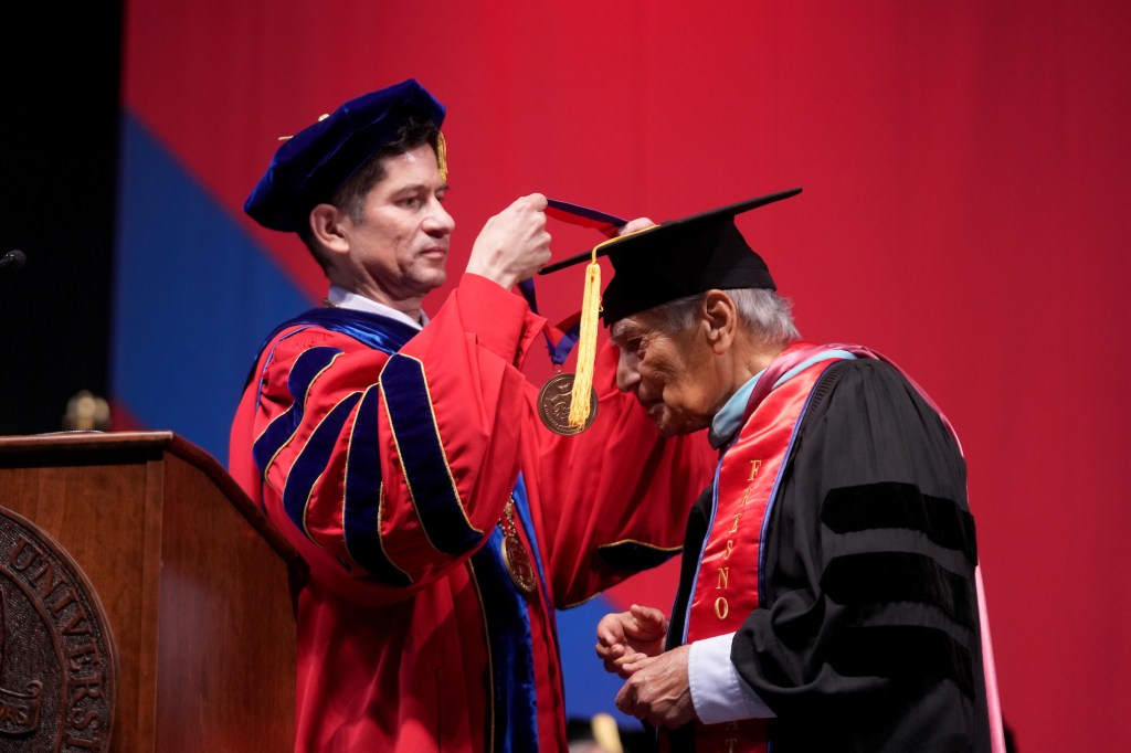 Dr. Saúl Jiménez-Sandoval, president, California State University, Fresno, presents the President’s Medal of Distinction to Dr. Sudarshan Kapoor, professor emeritus of Social Work Education and Peace Studies.